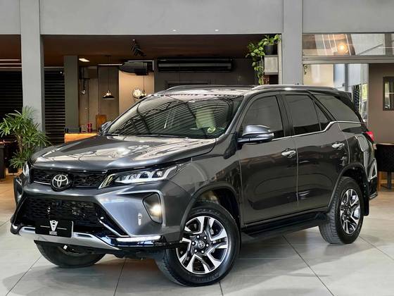 TOYOTA HILUX SW4 2.8 D-4D TURBO DIESEL DIAMOND 7L 4X4 AUTOMÁTICO